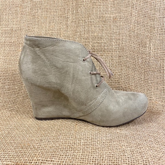 Women’s booties ankle boots wedges suede nubuck beige size 7.5 - Picture 4 of 9